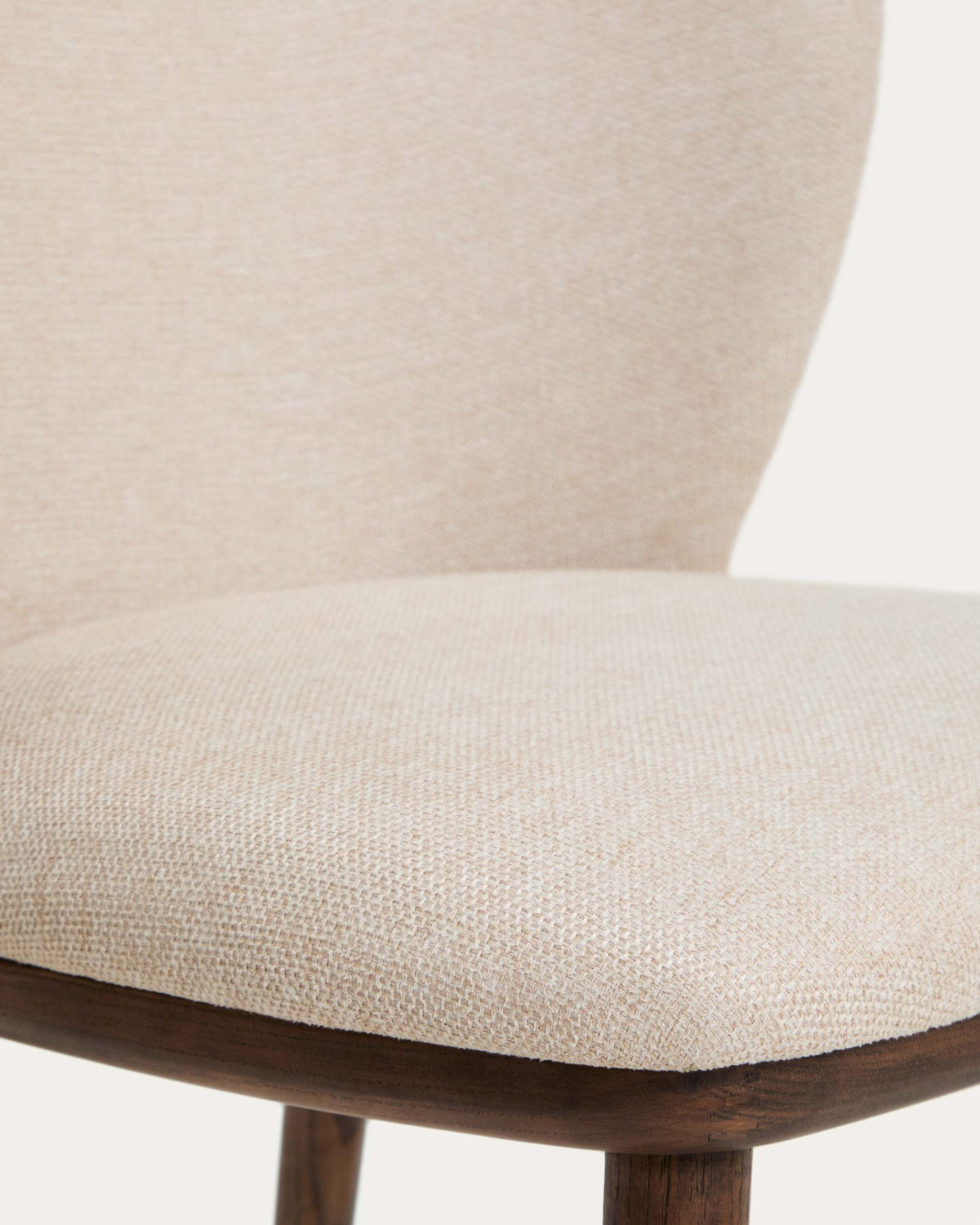 Tabouret Japandi en chenille épaisse beige et pieds en bois de frêne avec finition ton noyer 65 cm - Ciselia