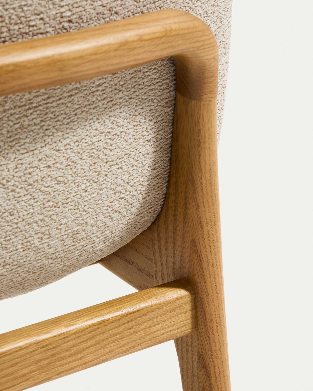 Chaise Japandi en chenille beige avec pieds en bois de chêne finition naturelle - Elnor