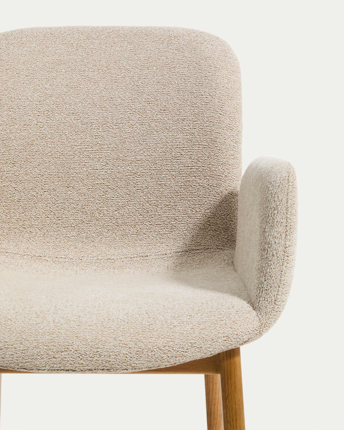 Chaise Japandi avec accoudoirs en chenille beige et pieds en bois de chêne finition naturelle - Elnor