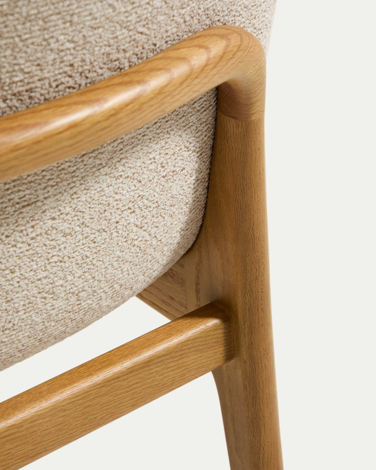Chaise Japandi avec accoudoirs en chenille beige et pieds en bois de chêne finition naturelle - Elnor