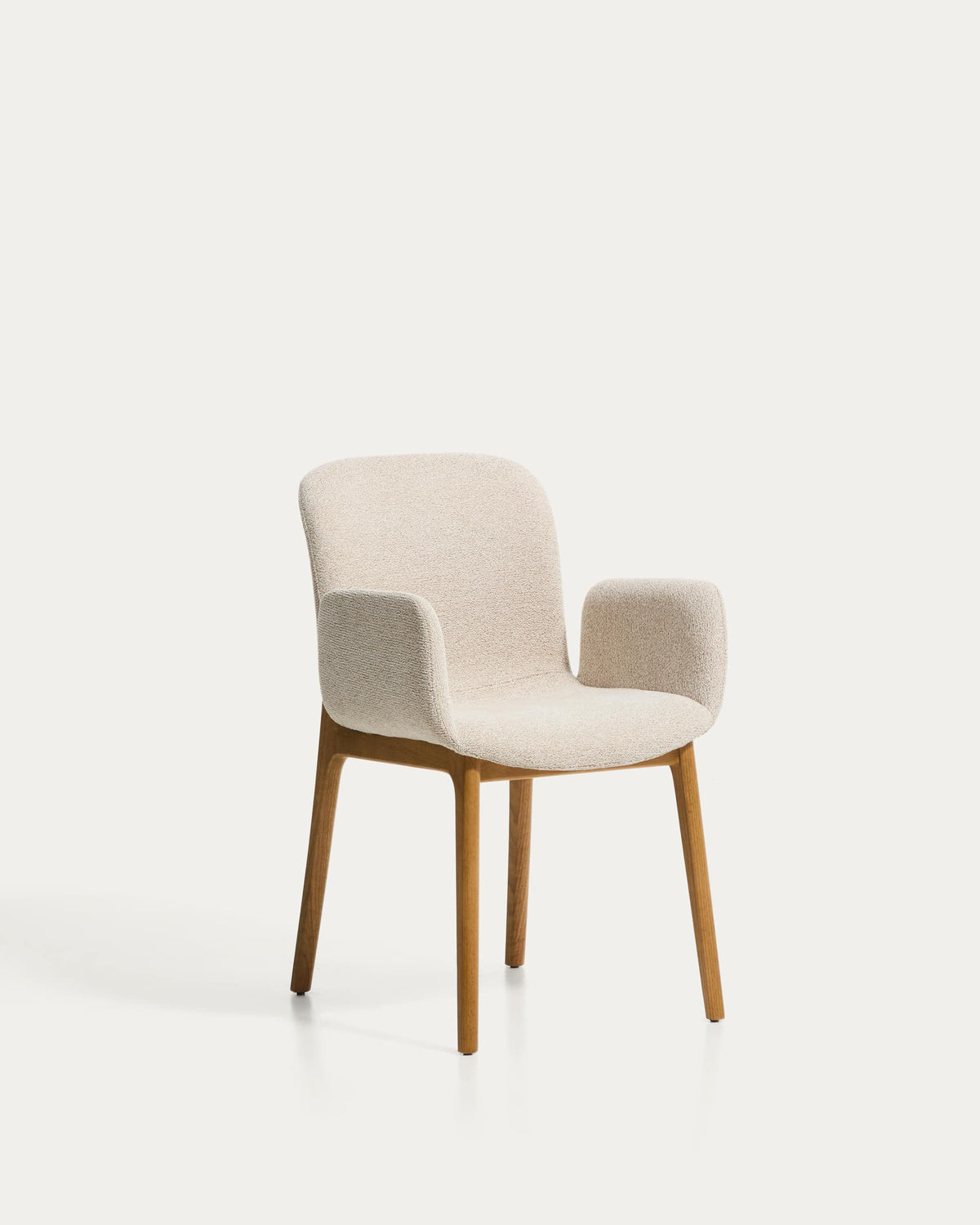 Chaise Japandi avec accoudoirs en chenille beige et pieds en bois de chêne finition naturelle - Elnor