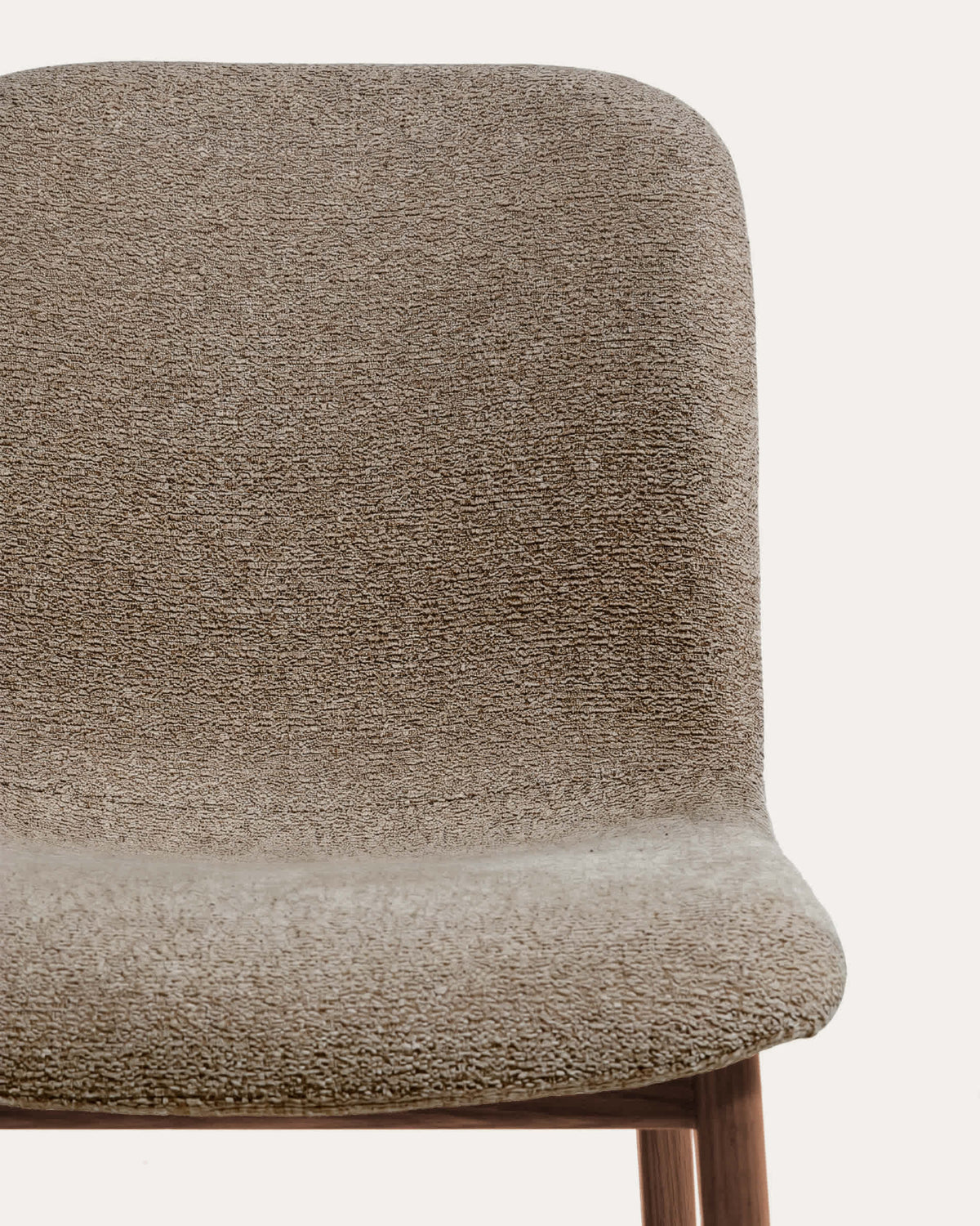 Chaise Japandi en chenille marron avec pieds en bois de chêne finition noyer - Elnor
