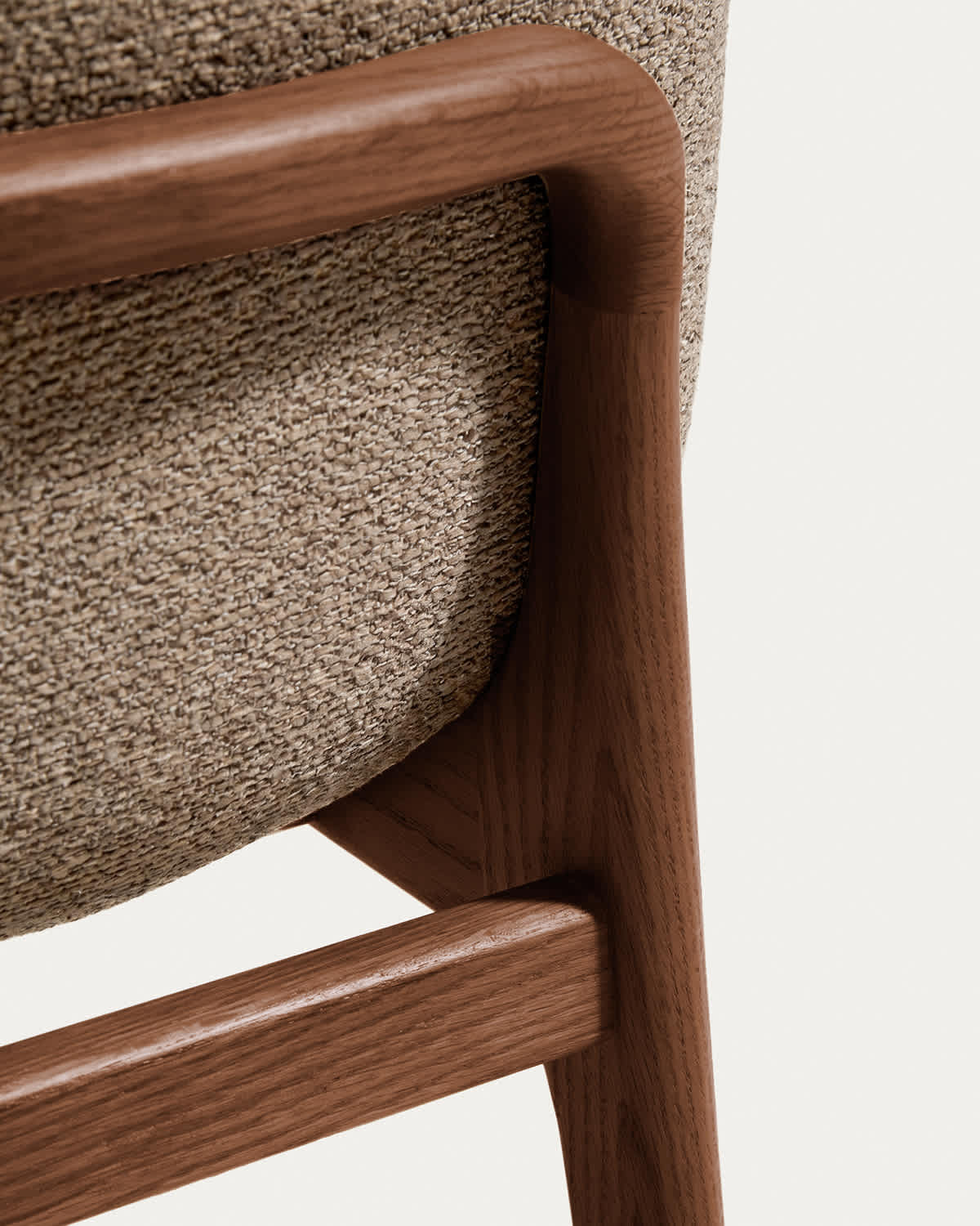 Chaise Japandi en chenille marron avec pieds en bois de chêne finition noyer - Elnor