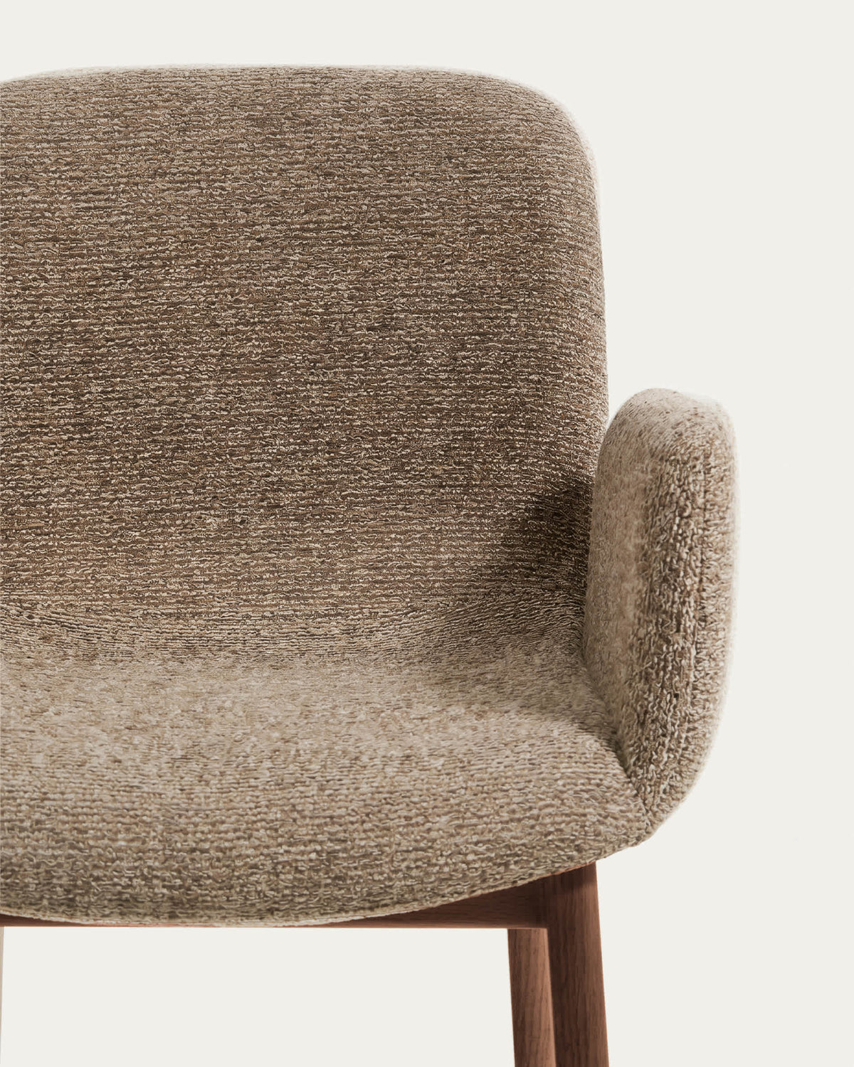 Chaise Japandi avec accoudoirs en chenille marron et pieds en bois de chêne finition noyer - Elnor