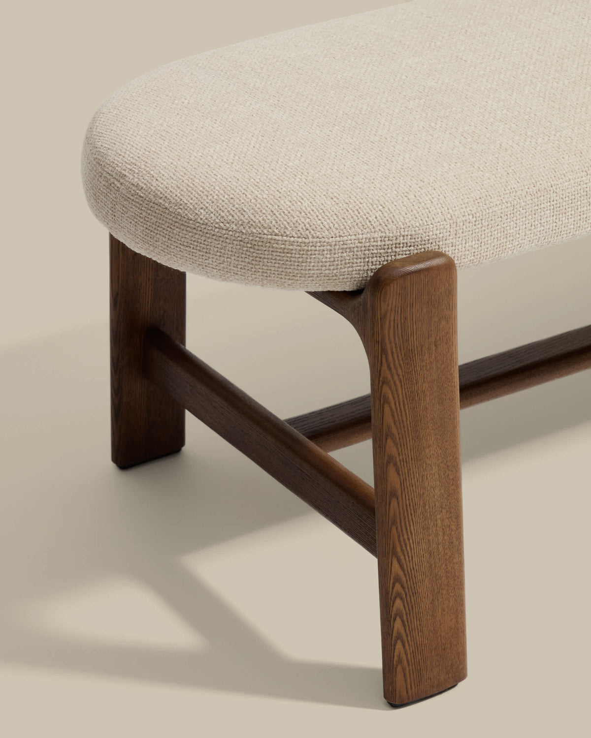 Banc Japandi en chenille beige et bois de frêne finition ton noyer 120 cm - Granite