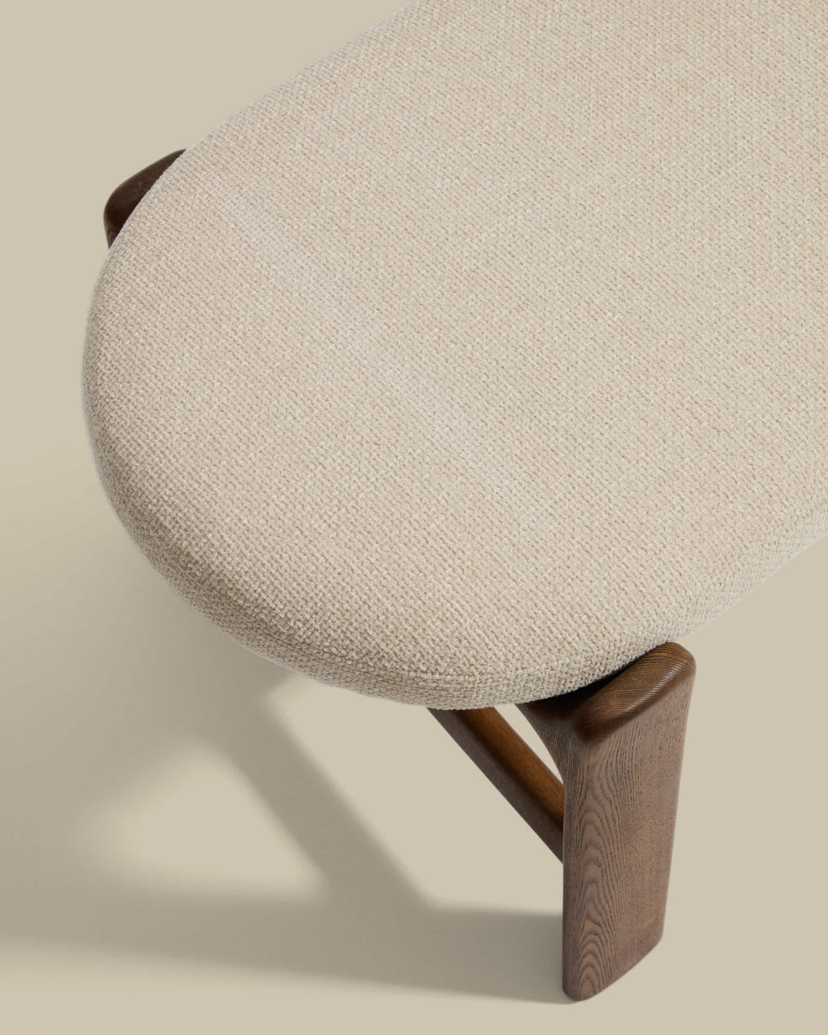 Banc Japandi en chenille beige et bois de frêne finition ton noyer 120 cm - Granite