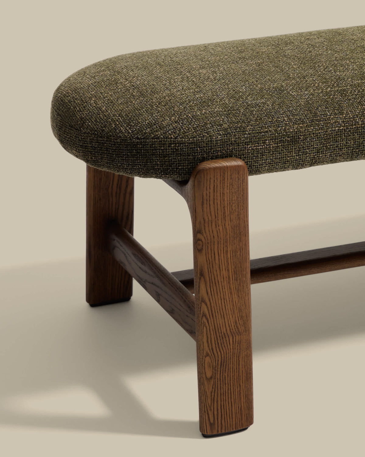 Banc Japandi en chenille verte et bois de frêne finition ton noyer 120 cm - Granite
