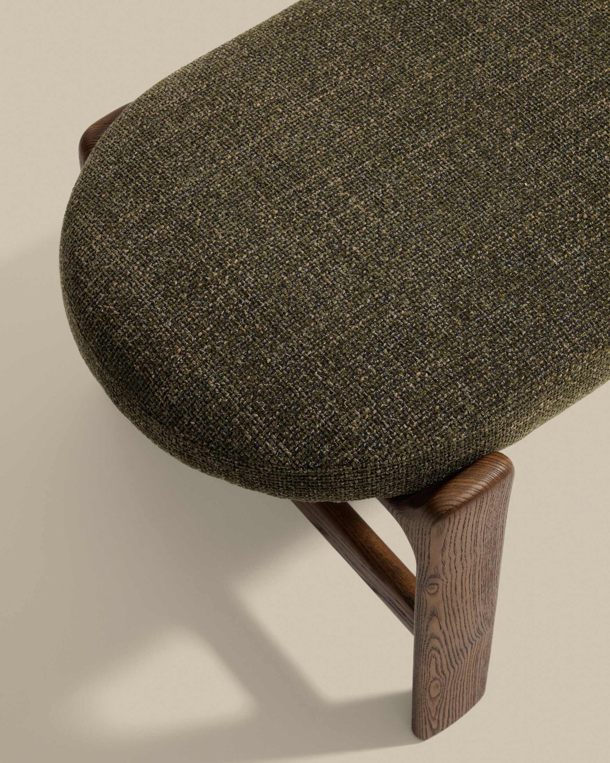 Banc Japandi en chenille verte et bois de frêne finition ton noyer 120 cm - Granite