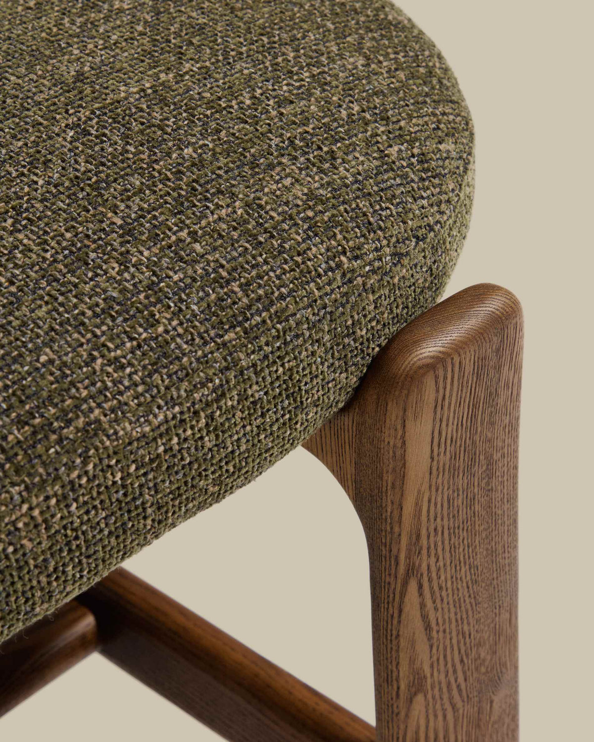 Banc Japandi en chenille verte et bois de frêne finition ton noyer 120 cm - Granite