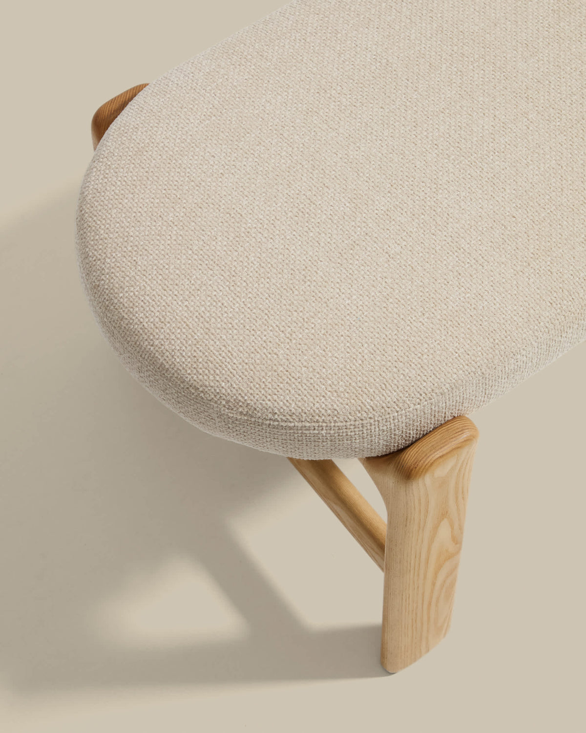 Banc Japandi en chenille beige et bois de frêne finition ton naturel 120 cm - Granite