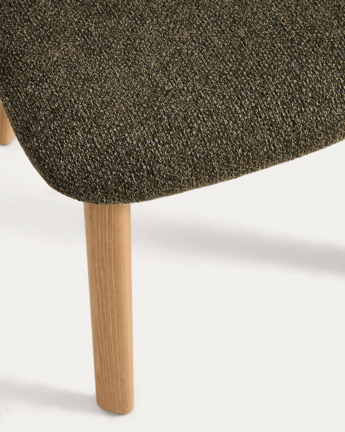 Chaise Japandi en chenille verte et pieds en bois de frêne avec finition ton naturel - Meila