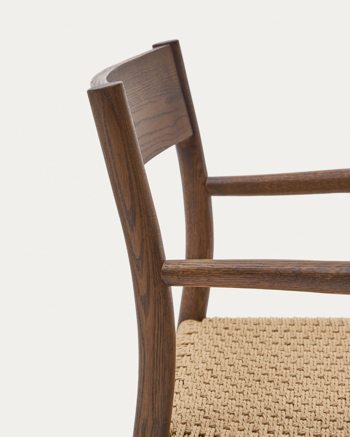 Chaise Japandi en bois de chêne massif avec finition noyer et assise en corde - Yalia