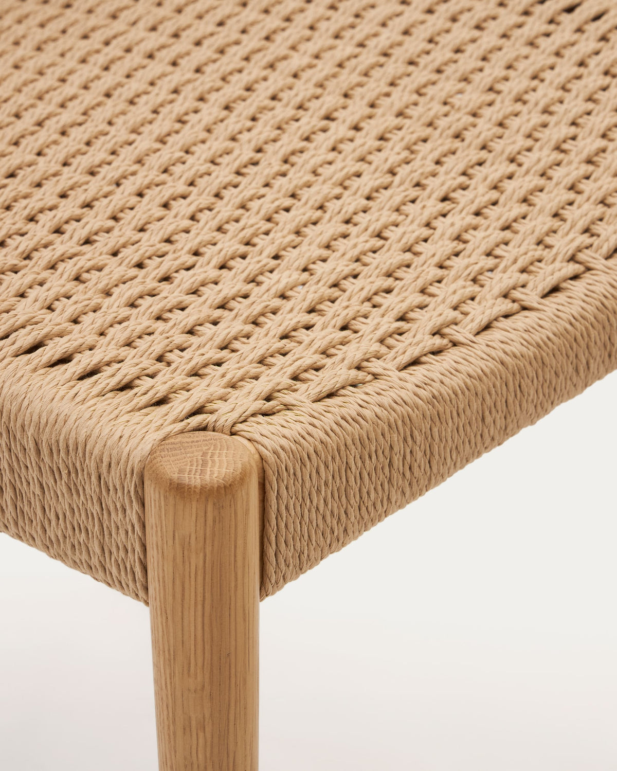Chaise Japandi en bois de chêne massif avec finition naturelle et assise en corde - Analy