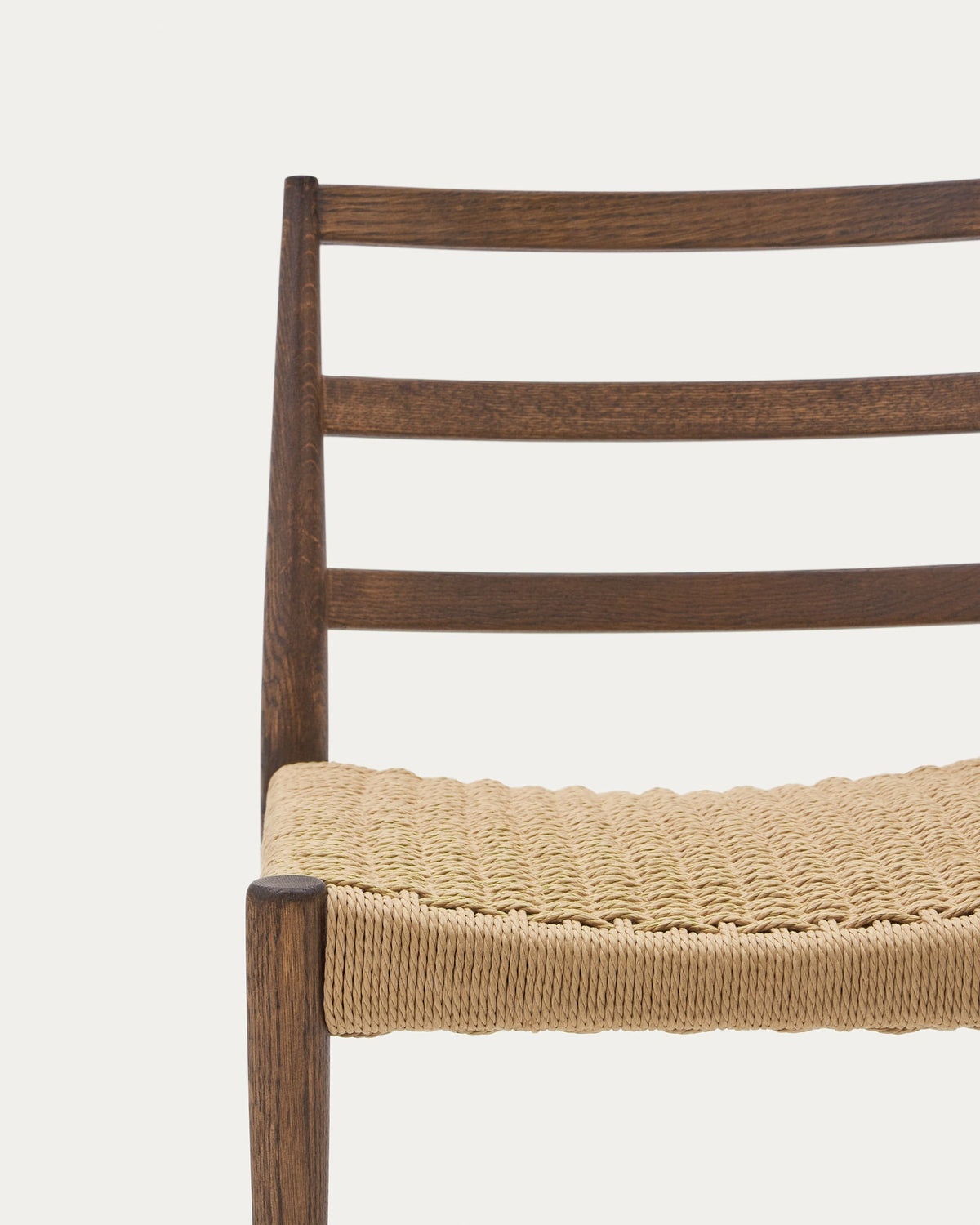 Chaise Japandi en bois de chêne massif avec finition noyer et assise en corde - Analy