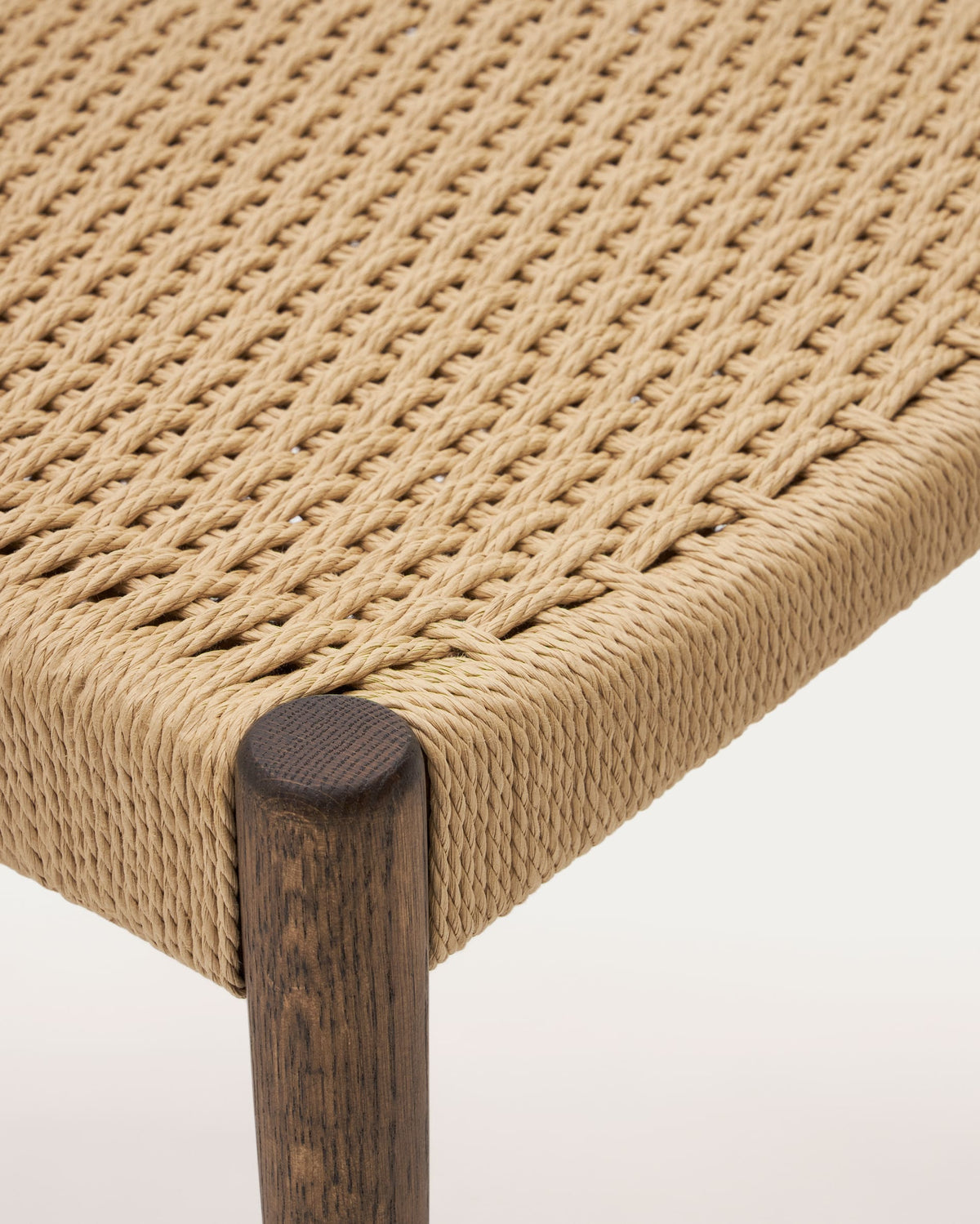 Chaise Japandi en bois de chêne massif avec finition noyer et assise en corde - Analy