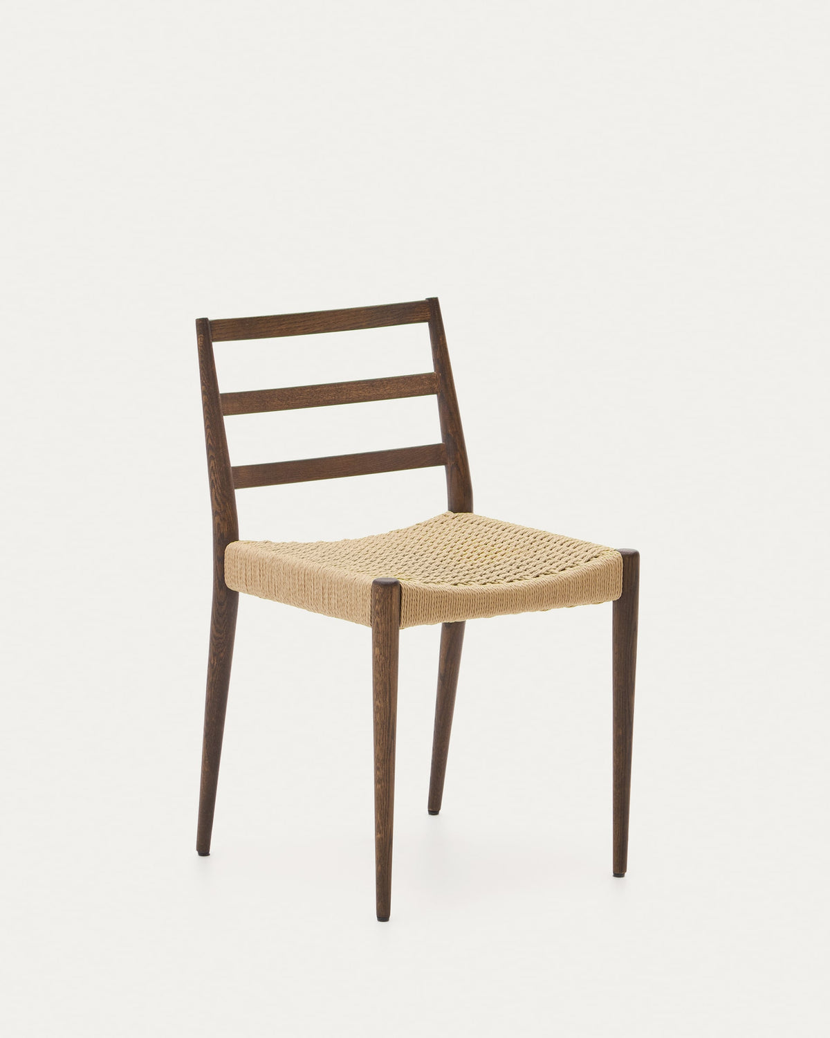 Chaise Japandi en bois de chêne massif avec finition noyer et assise en corde - Analy
