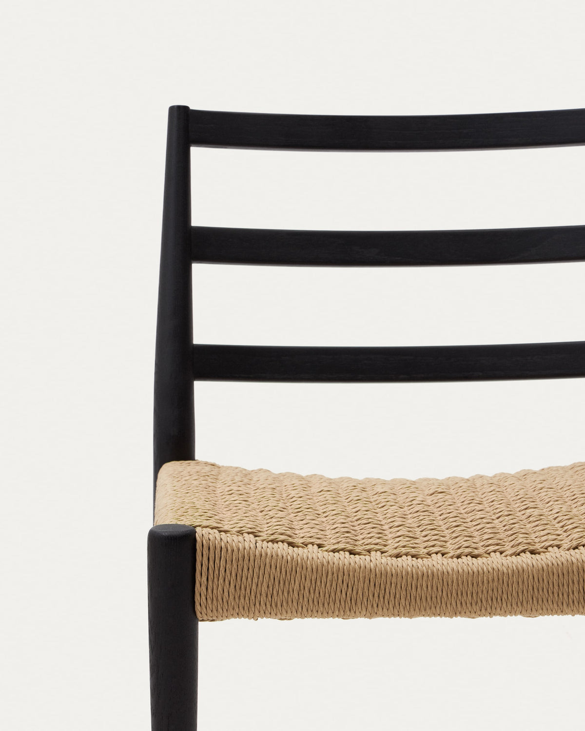 Chaise Japandi en bois de chêne massif avec finition noire et assise en corde - Analy