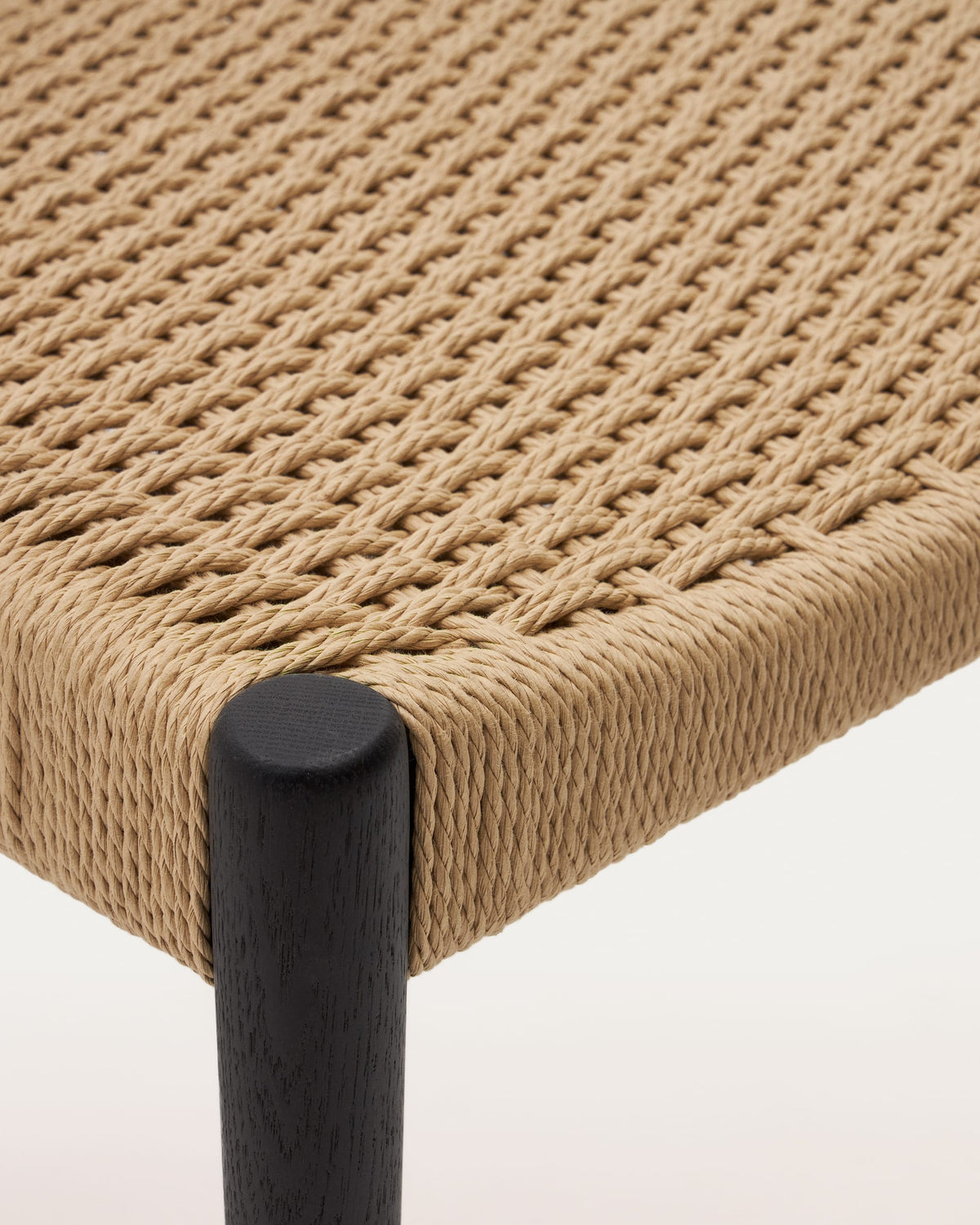 Chaise Japandi en bois de chêne massif avec finition noire et assise en corde - Analy