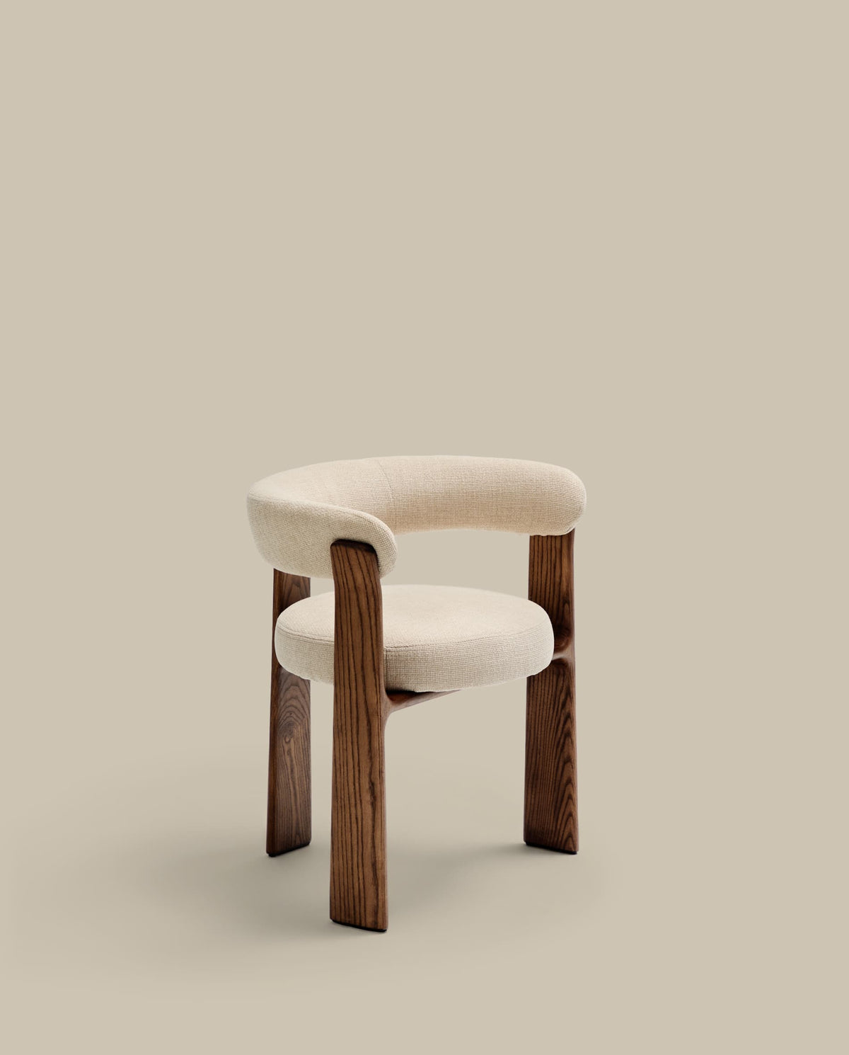 Chaise Japandi à 3 pieds en tissu chenille beige et bois de frêne finition noyer - Granite