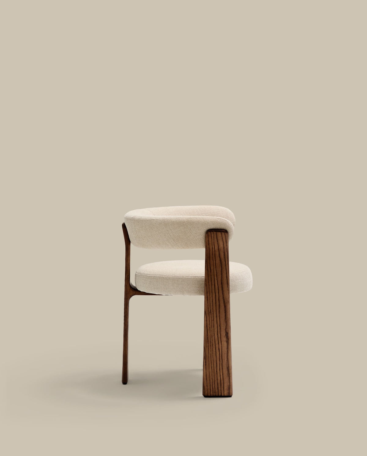 Chaise Japandi à 3 pieds en tissu chenille beige et bois de frêne finition noyer - Granite