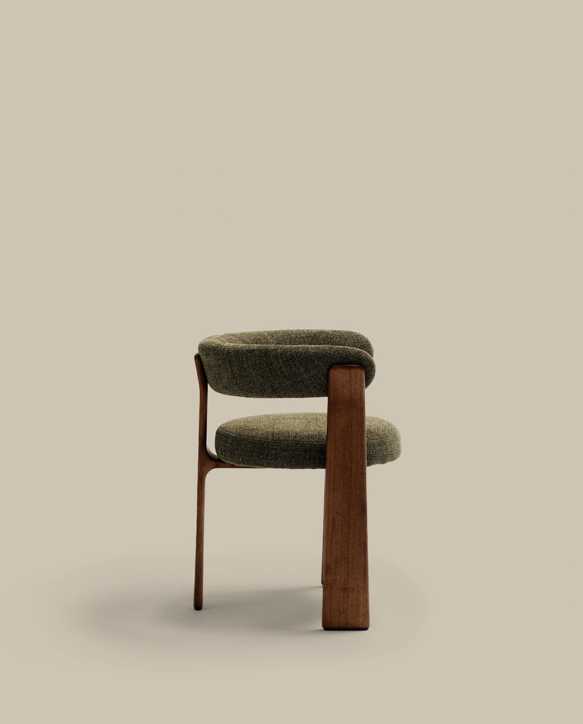 Chaise Japandi à 3 pieds en tissu chenille vert et bois de frêne finition noyer - Granite