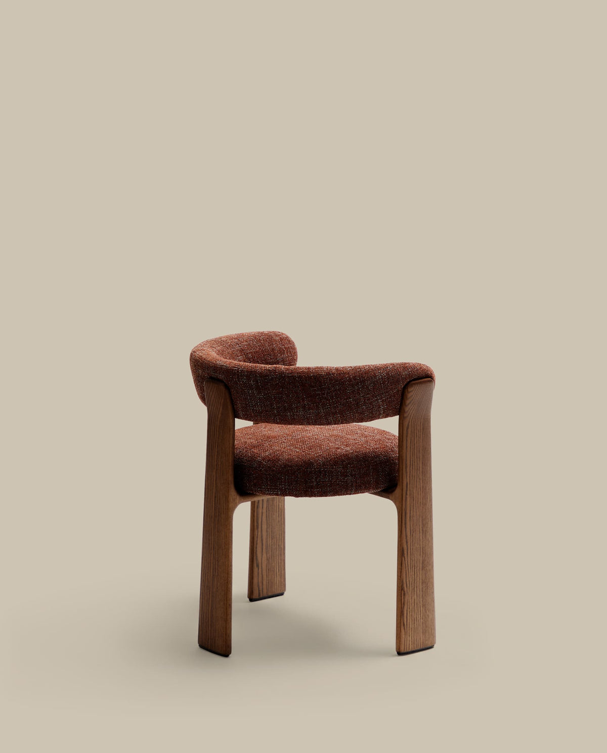 Chaise Japandi à 3 pieds en tissu chenille marron et bois de frêne finition noyer - Granite
