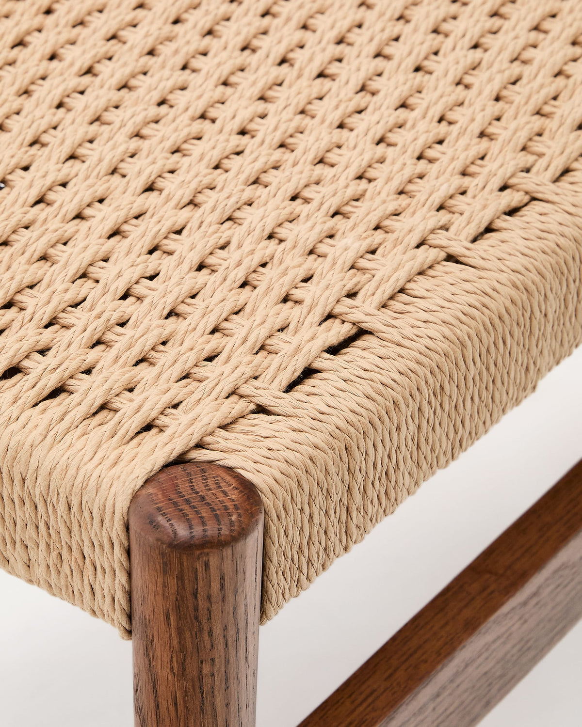 Banc Japandi en chêne massif finition noyer et assise en corde 120 cm - Zaide