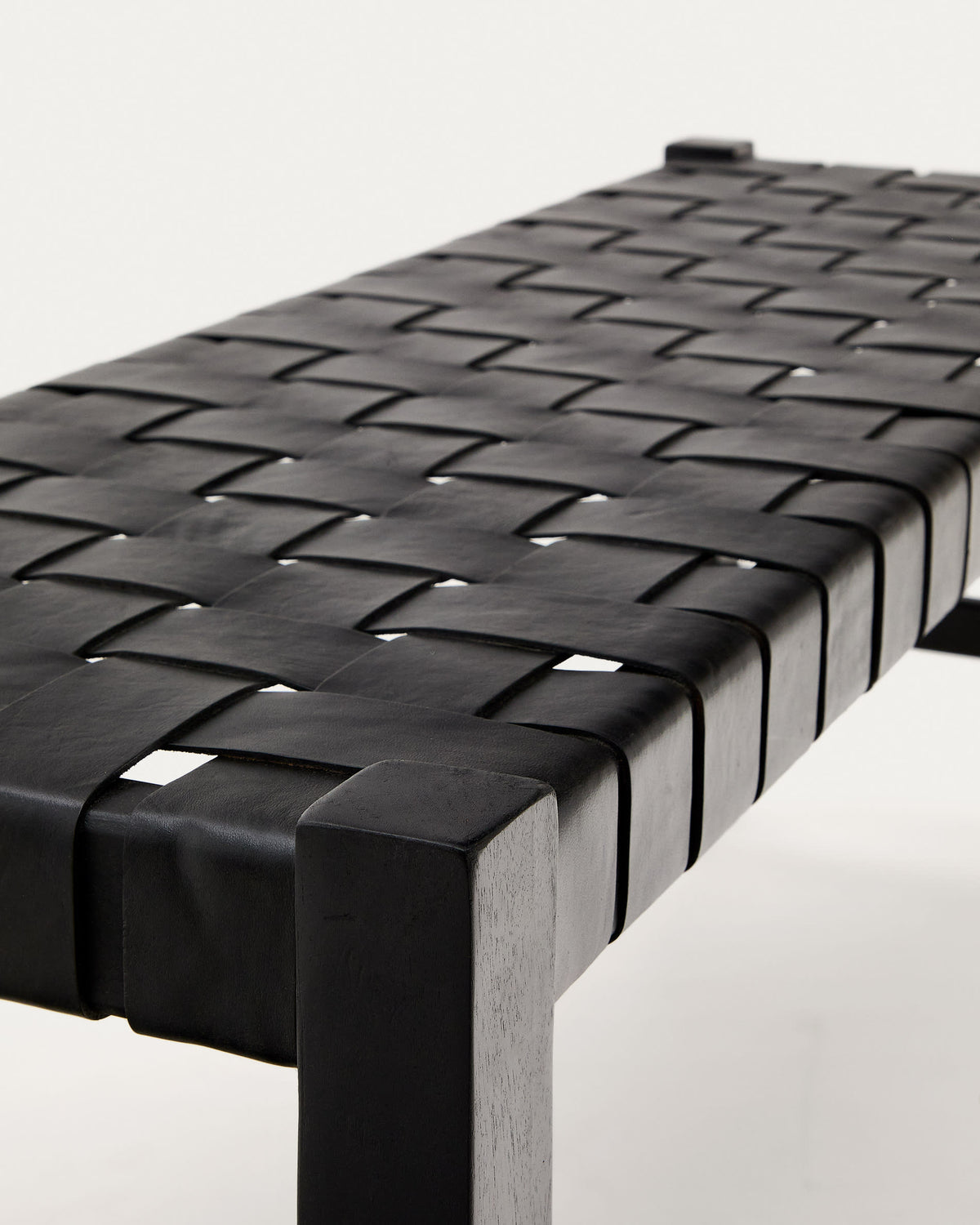 Banc Japandi en cuir tressé et bois d'acajou finition noire 120 cm - Calixta