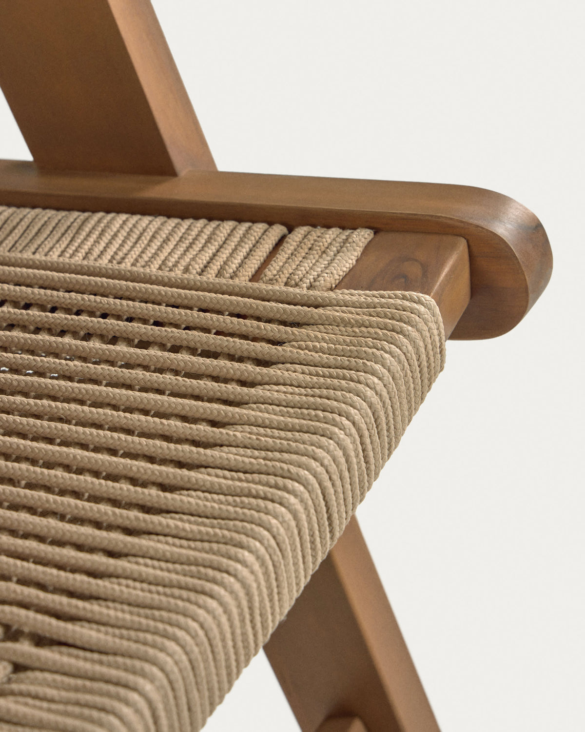 Fauteuil Japandi en bois d'acacia avec finition foncée - Geralda