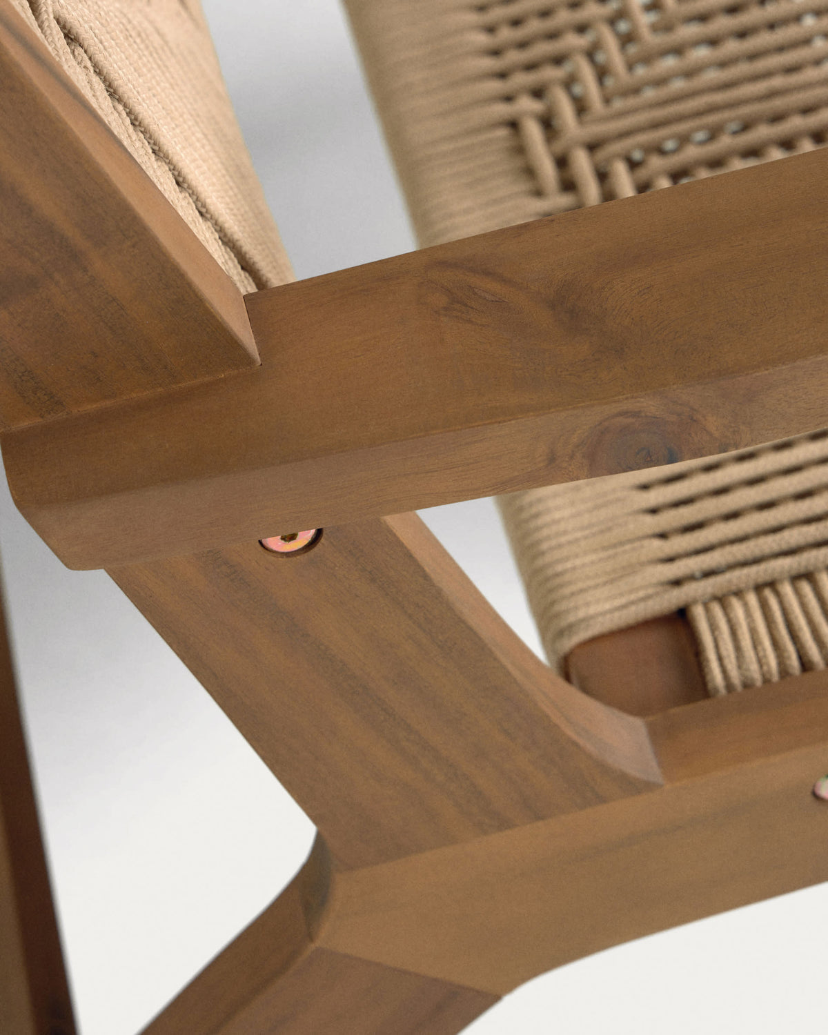 Fauteuil Japandi en bois d'acacia avec finition foncée - Geralda
