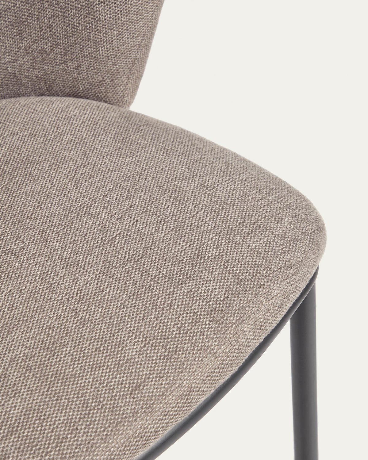 Chaise Japandi en chenille marron clair et pieds en acier avec finition noire - Ciselia