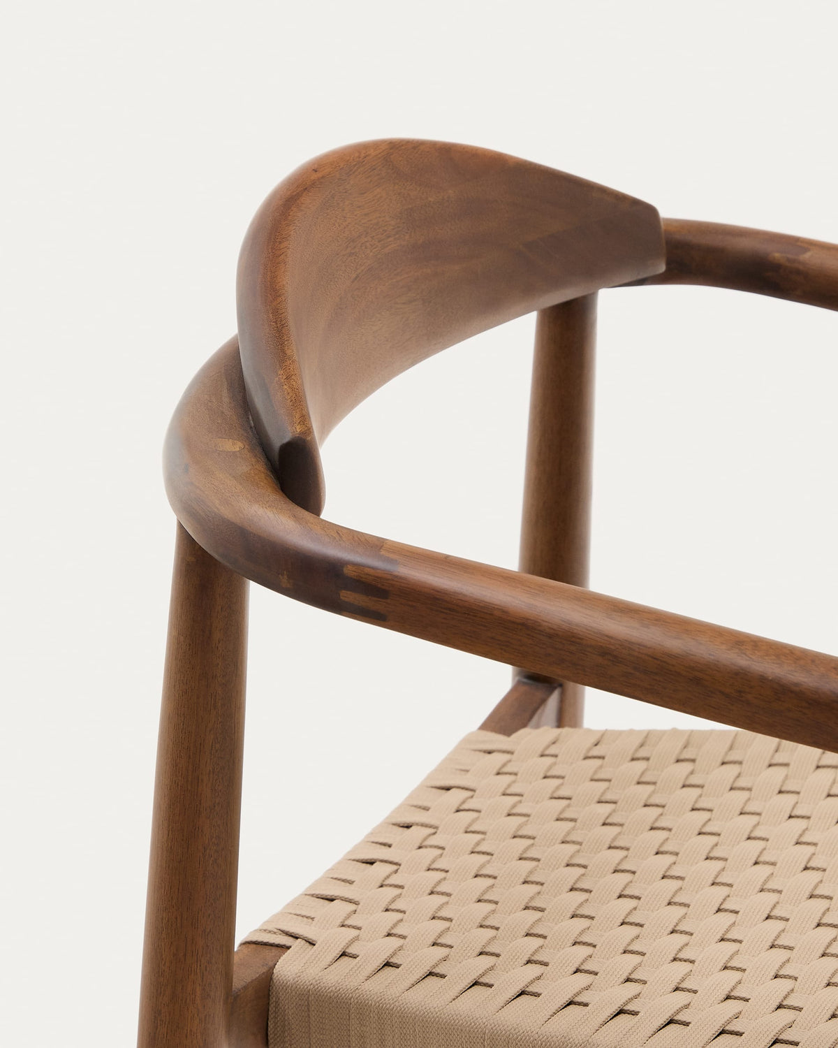 Chaise empilable Japandi en bois massif d'acacia finition noyer et corde beige - Nina