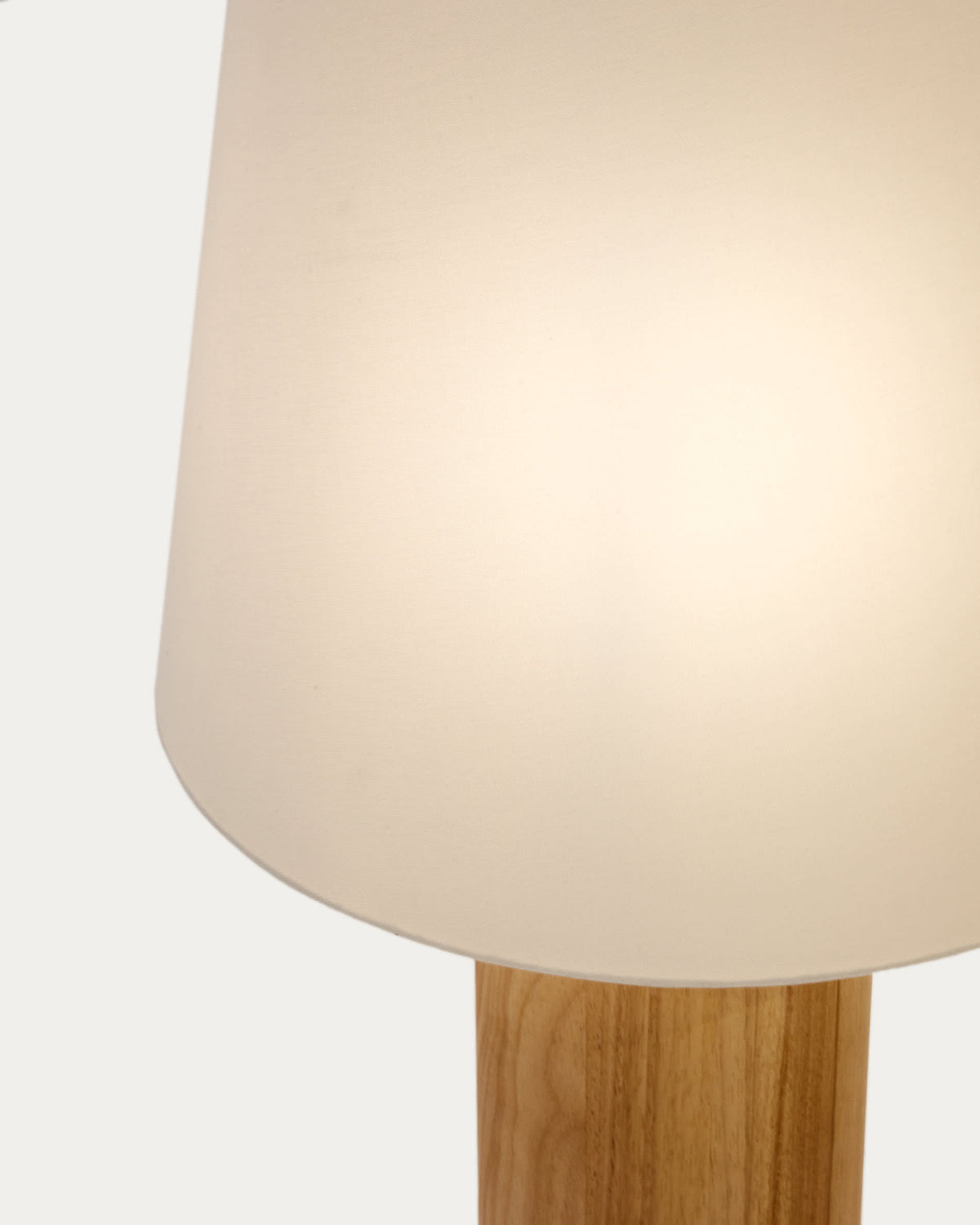 Lampadaire Japandi en bois avec finition naturelle - Marga
