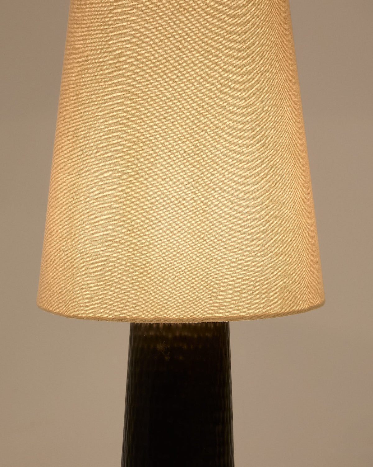 Lampadaire Japandi en métal peint noir - Senni