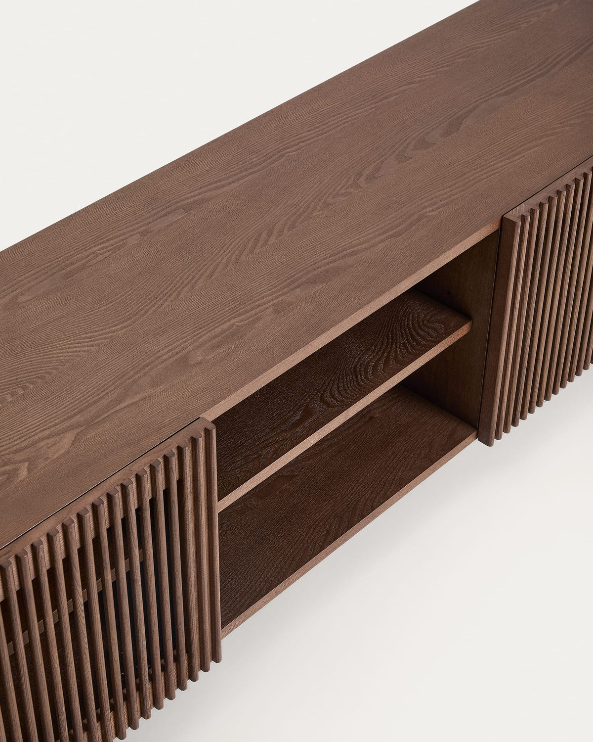 Meuble TV Japandi 2 portes en placage et bois de frêne finition ton noyer 180 x 49,5 cm - Beyla