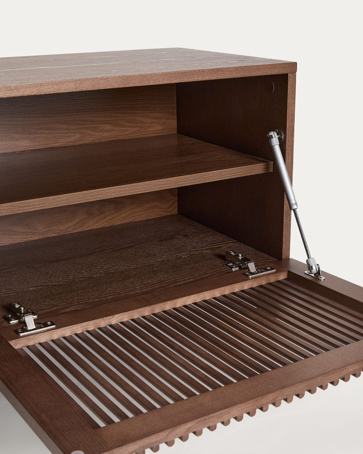 Meuble TV Japandi 2 portes en placage et bois de frêne finition ton noyer 180 x 49,5 cm - Beyla