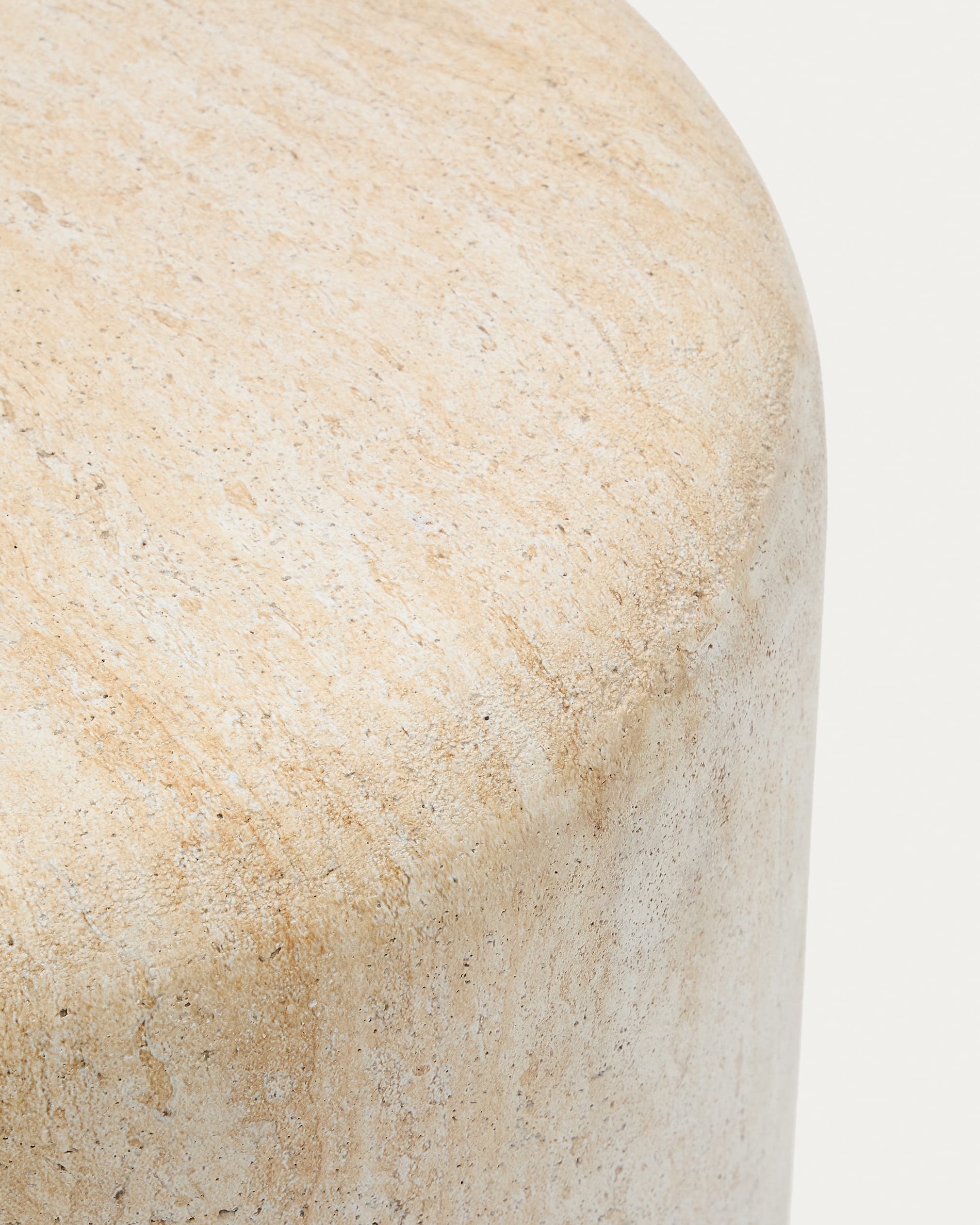Table d'appoint Japandi en ciment avec finition effet travertin Ø 60 cm - Drasi