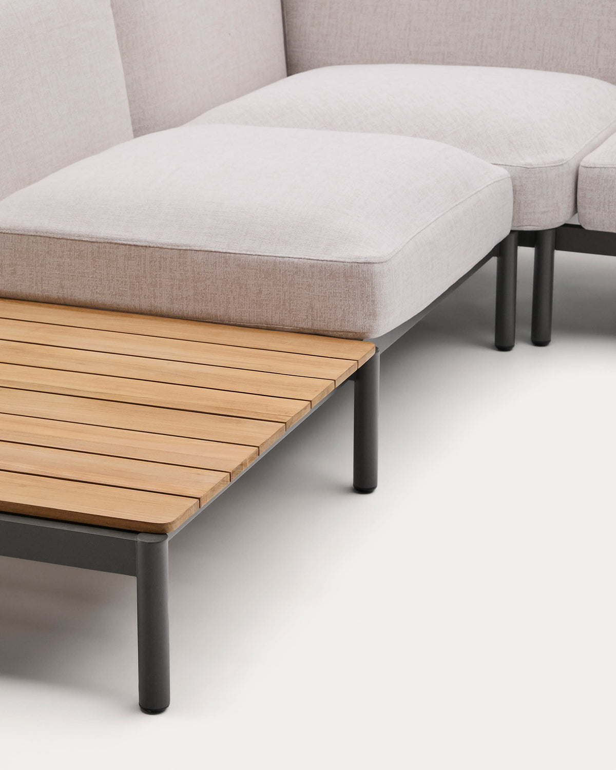 Canapé d'angle modulable d'extérieur Japandi 5 places revêtement beige et aluminium gris accompagné de tables en teck 277 x 446 cm - Sorells