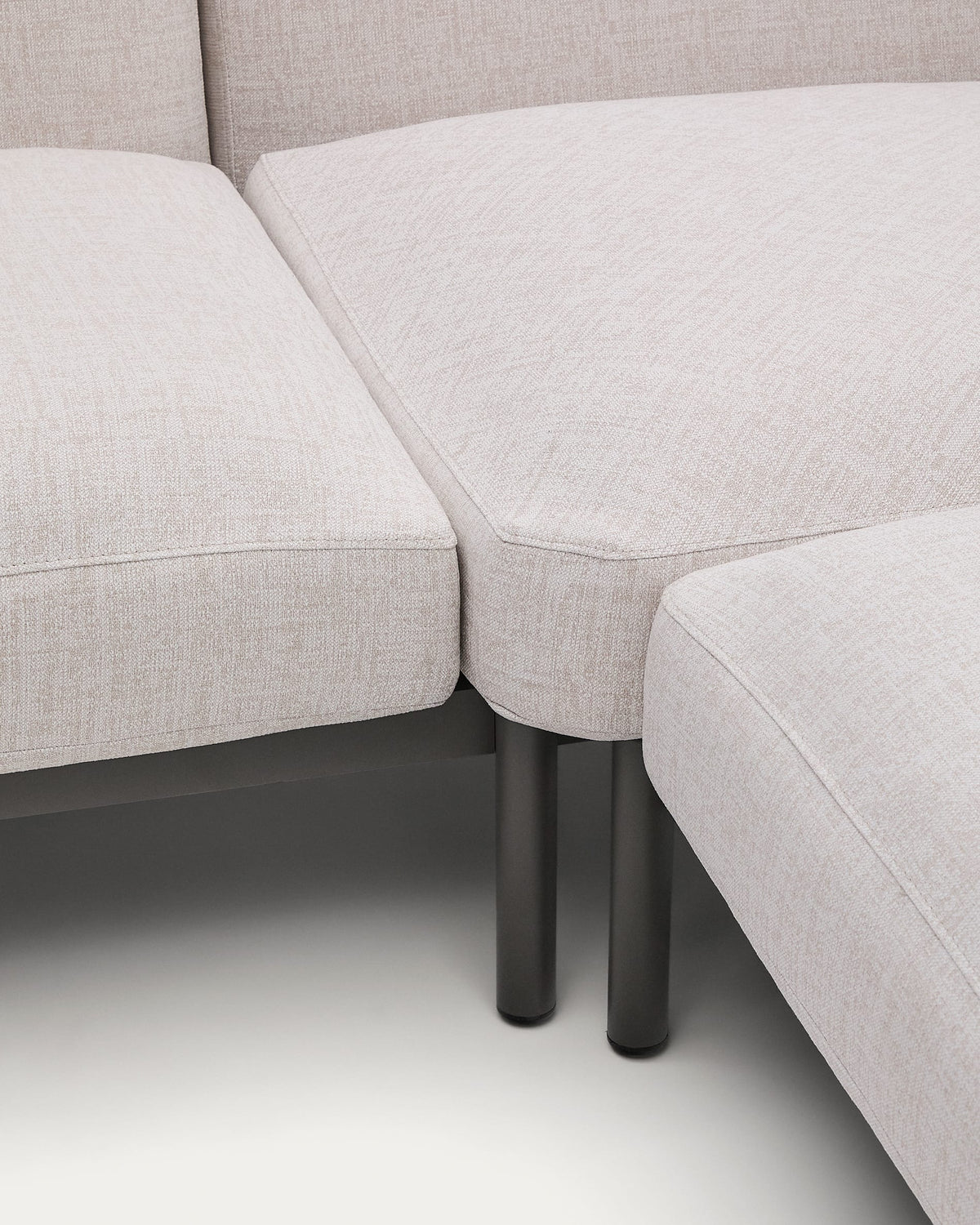 Canapé d'angle modulable d'extérieur Japandi 5 places revêtement beige et aluminium gris accompagné de tables en teck 277 x 446 cm - Sorells