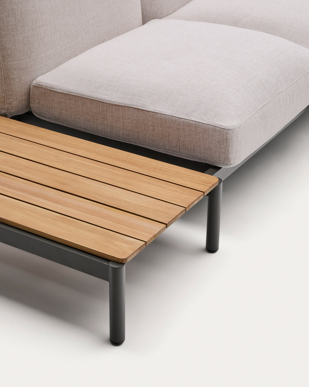 Canapé d'angle modulable d'extérieur Japandi 4 places revêtement beige et aluminium gris accompagné d'une table en teck 353 x 316,5 cm - Sorells