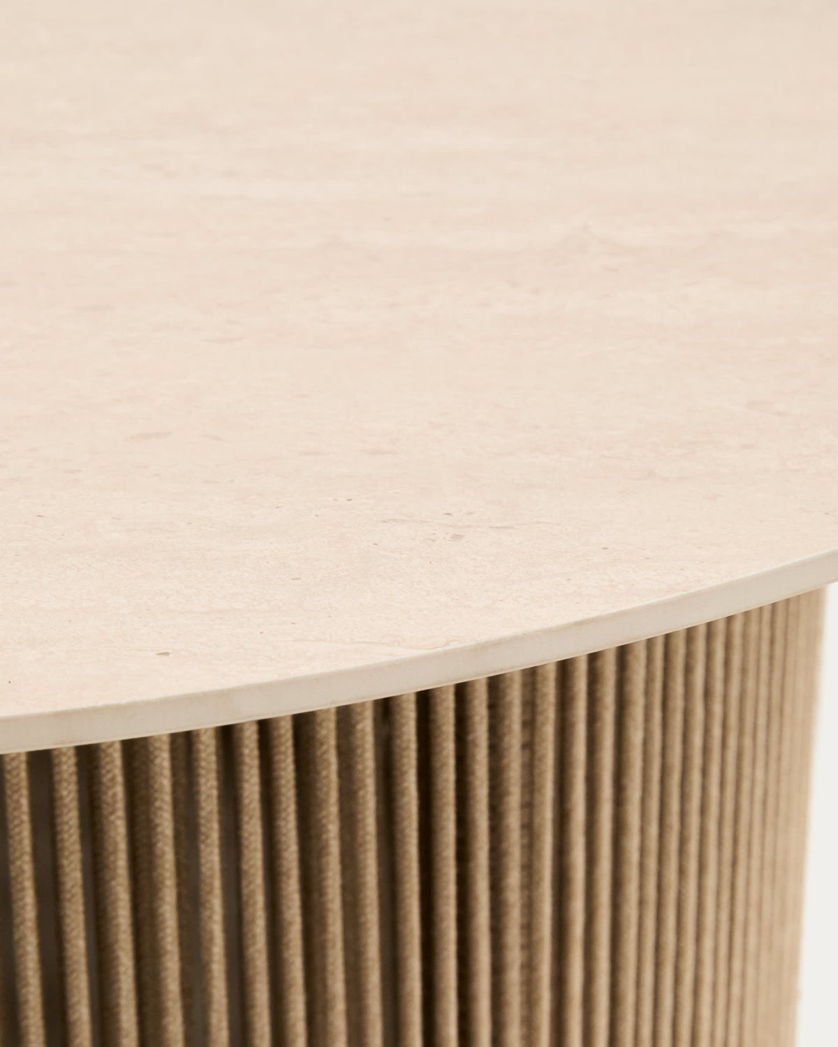 Table basse d'extérieur Japandi en pierre frittée, aluminium couleur écru et corde beige Ø 90 cm - Orosei