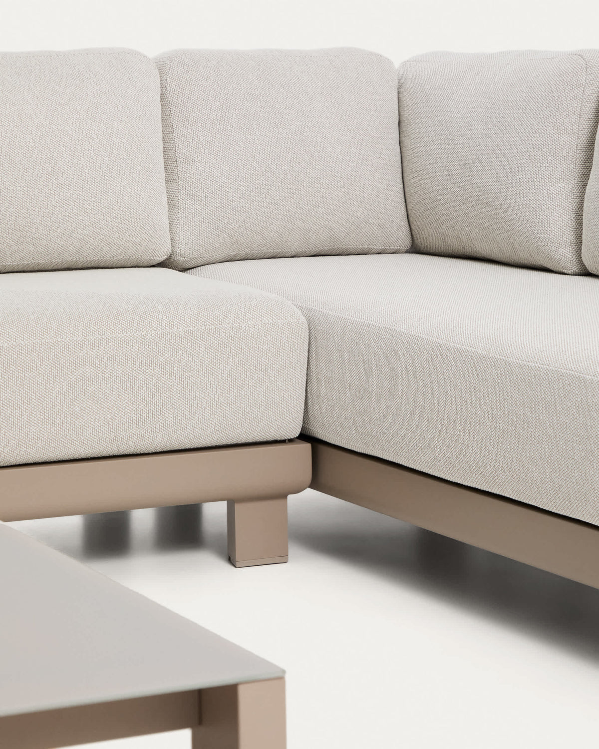 Set Japandi avec canapé d'angle 5 places, fauteuil et table basse en verre trempé et aluminium taupe - Nerano