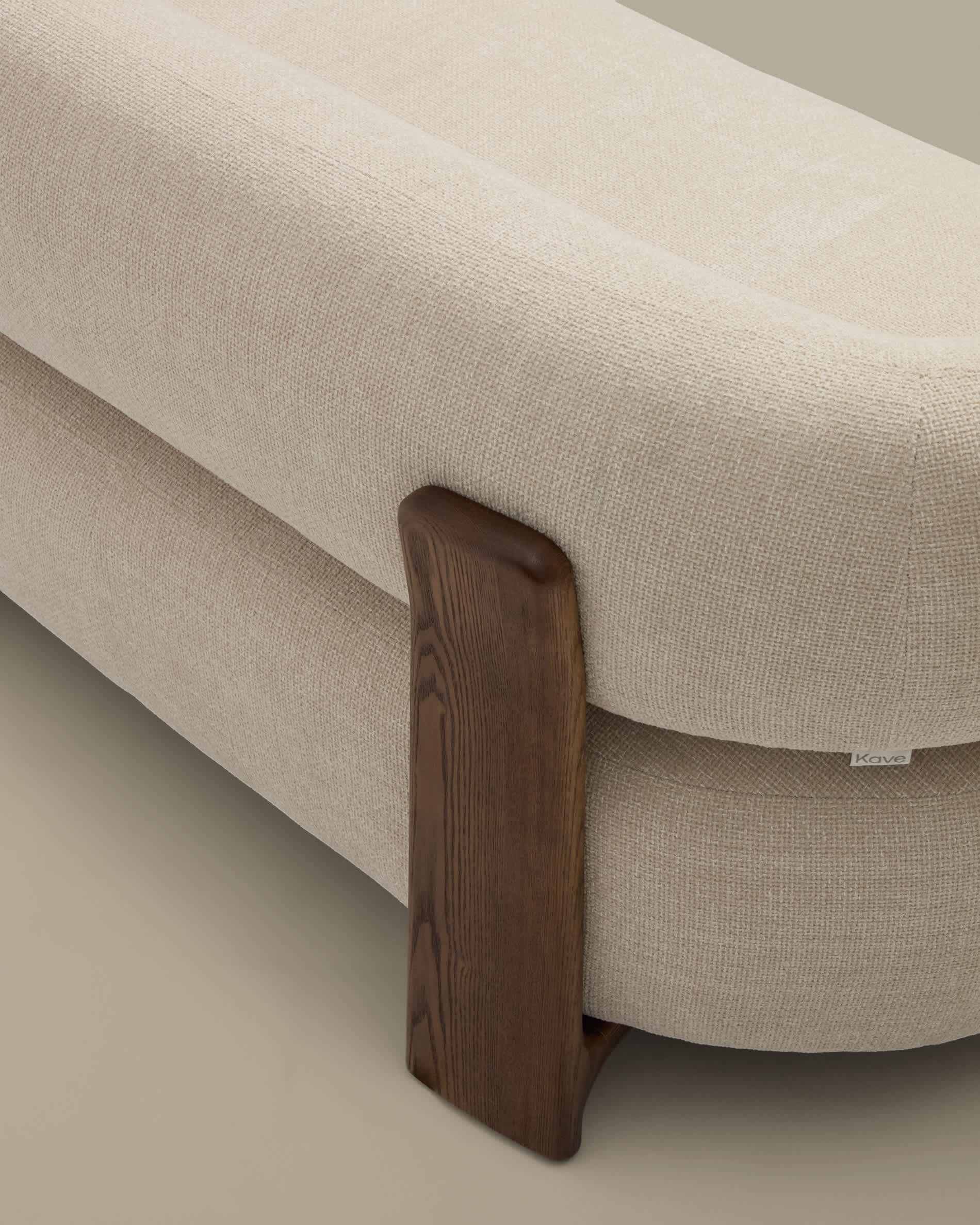 Canapé Japandi 2 places en chenille beige et pieds en bois de frêne finition noyer 155 cm - Granite