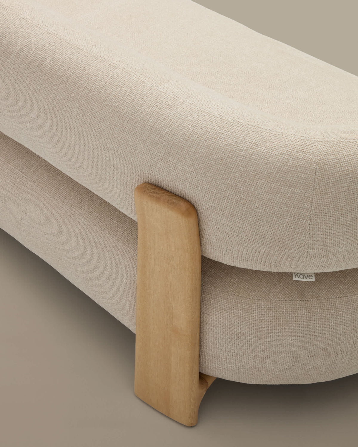 Canapé Japandi 2 places en chenille beige et pieds en bois de frêne finition naturelle 155 cm - Granite