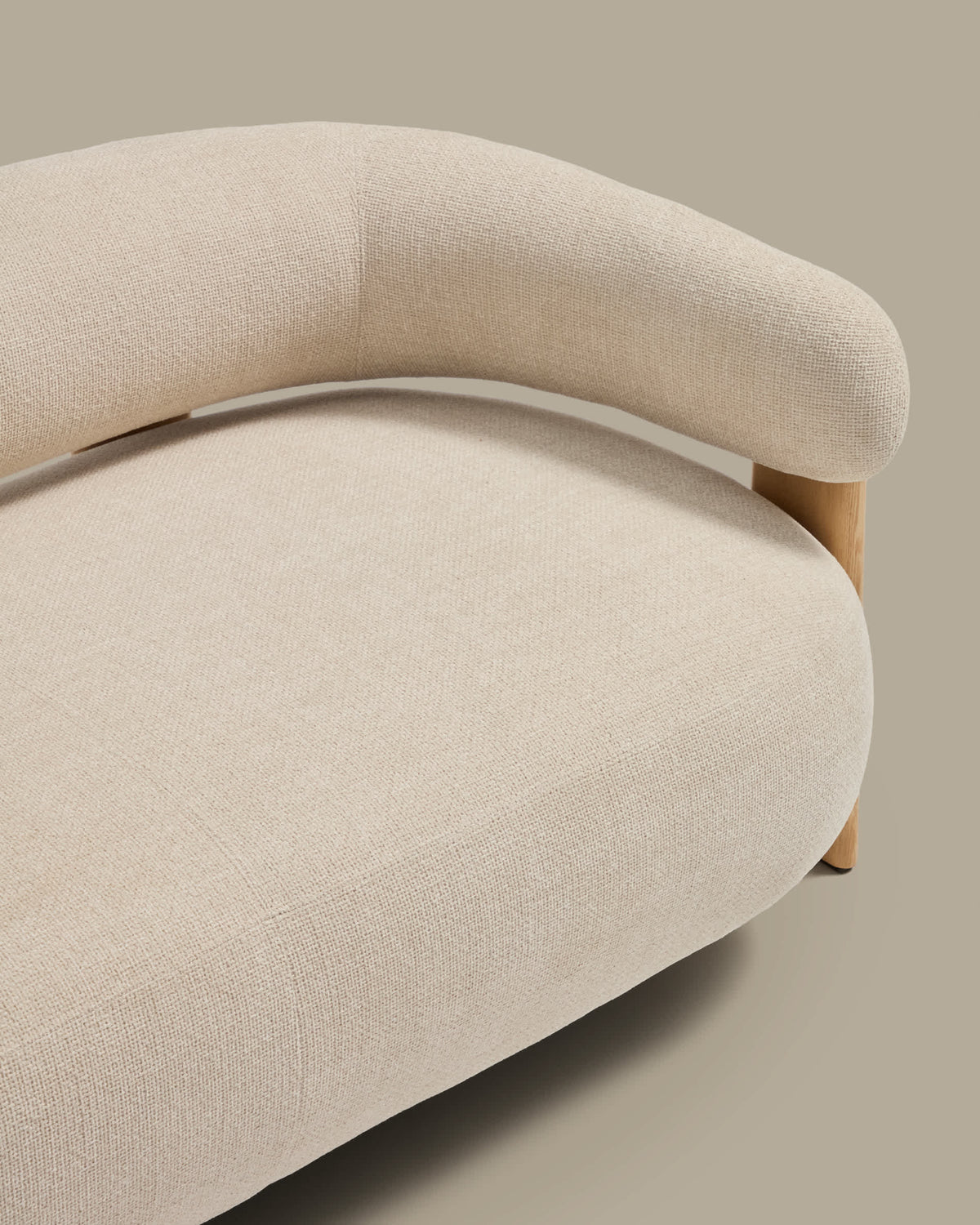 Canapé Japandi 2 places en chenille beige et pieds en bois de frêne finition naturelle 155 cm - Granite