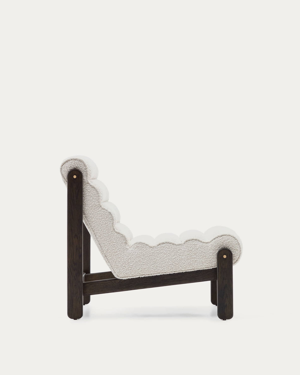 Fauteuil Japandi à bouclette blanc et en bois de chêne avec finition foncée - Magira