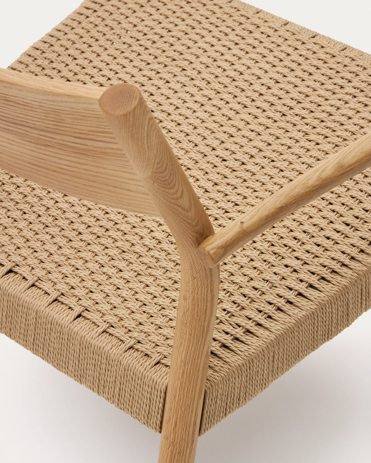 Fauteuil Japandi en bois de chêne massif avec finition naturelle et assise en corde de papier - Yalia