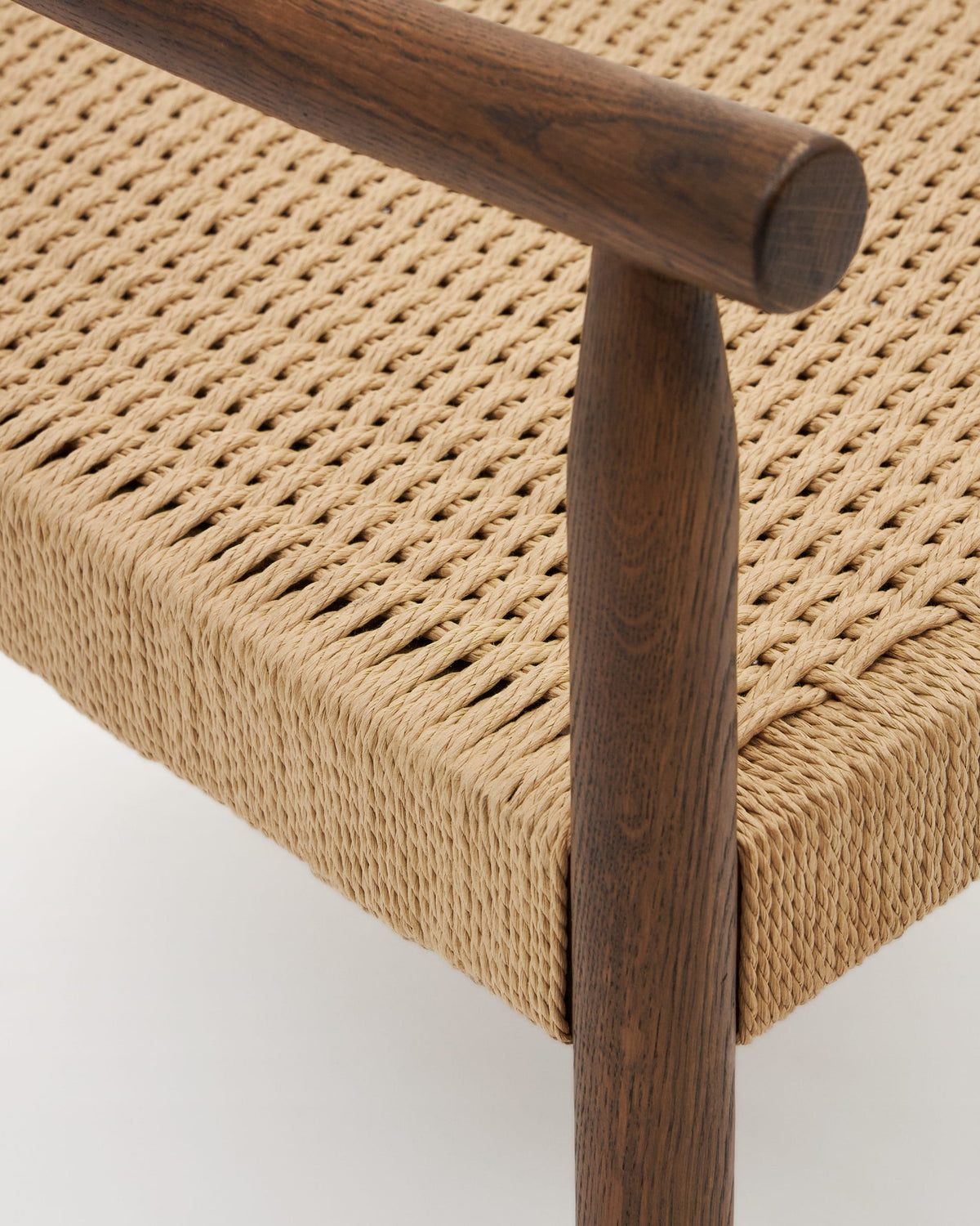 Fauteuil Japandi en bois de chêne massif avec finition noyer et assise en corde de papier - Yalia