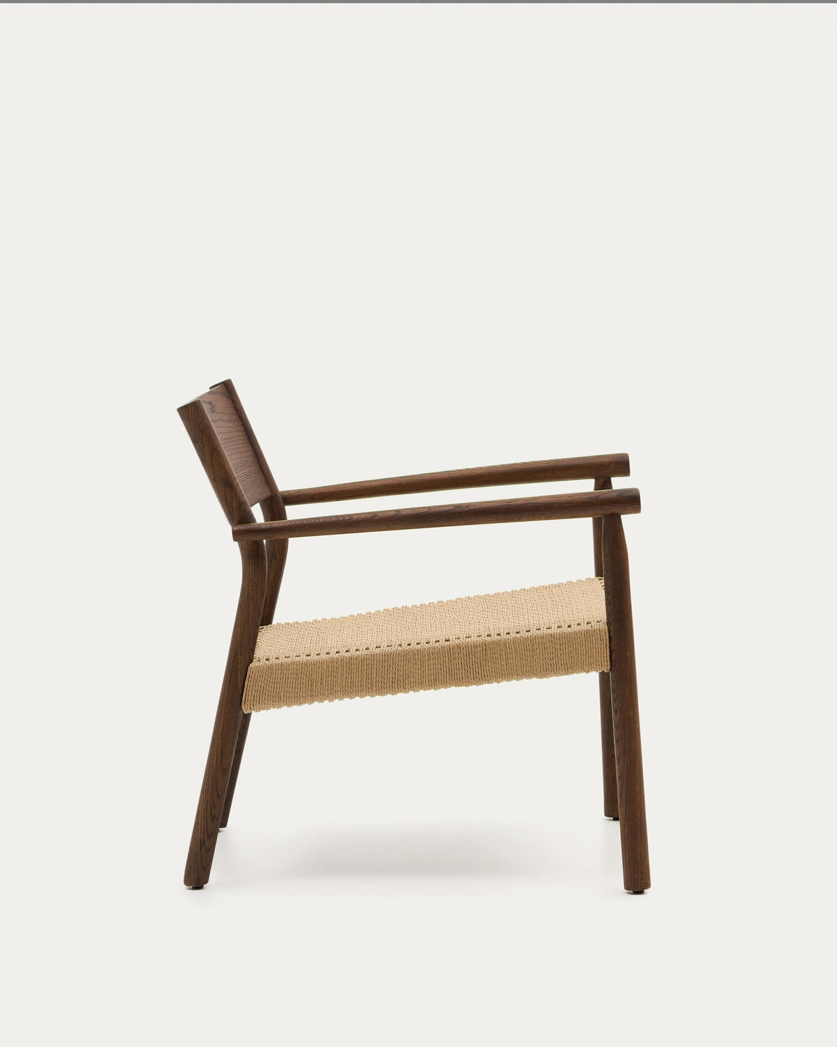 Fauteuil Japandi en bois de chêne massif avec finition noyer et assise en corde de papier - Yalia