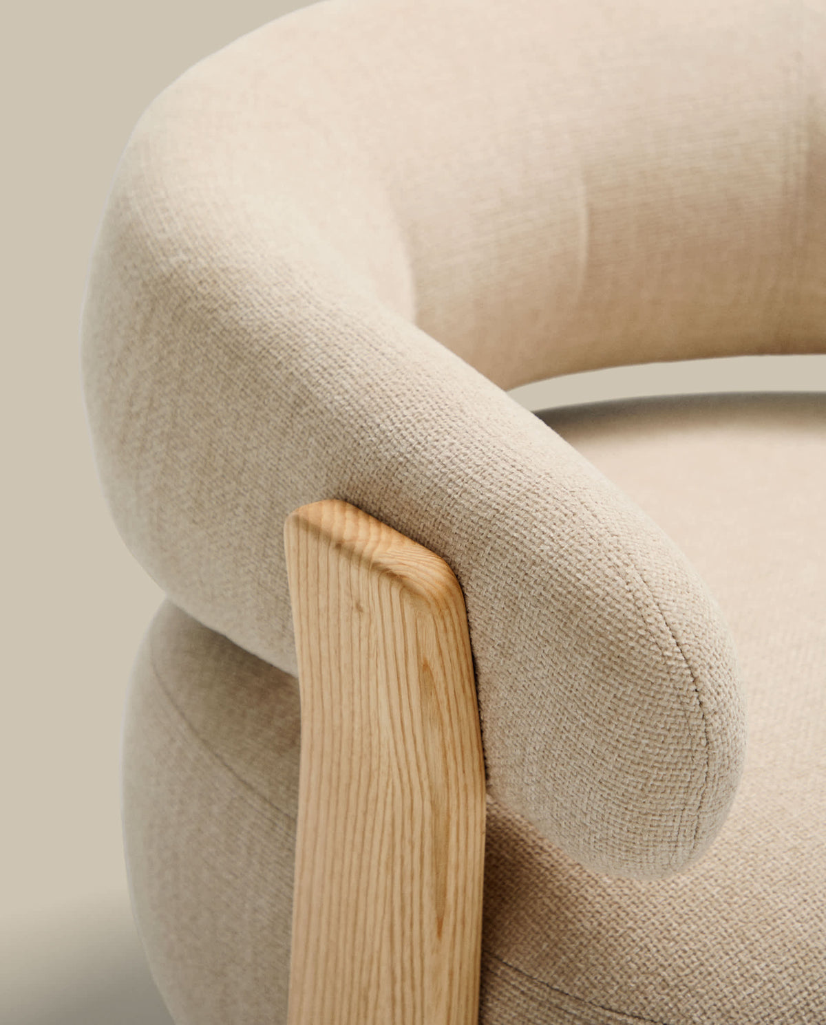 Fauteuil Japandi tissu chenille beige pieds en bois de frêne finition ton naturel - Granite